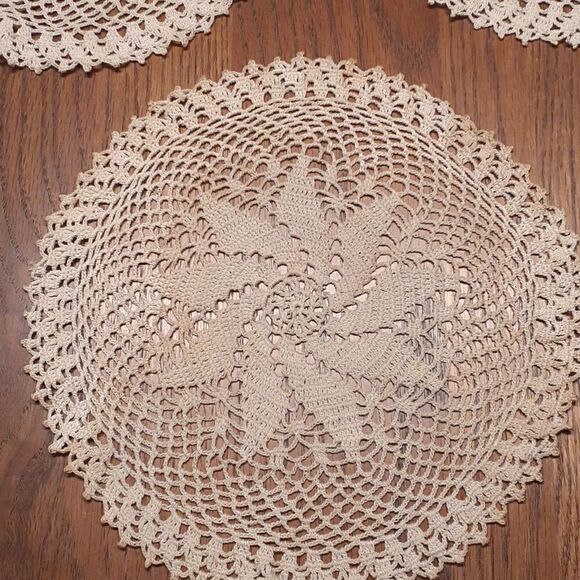 4 pc bundle vtg. Ecru Crocheted pinwheel design 9-10" doilies. - Picture 8 of 9